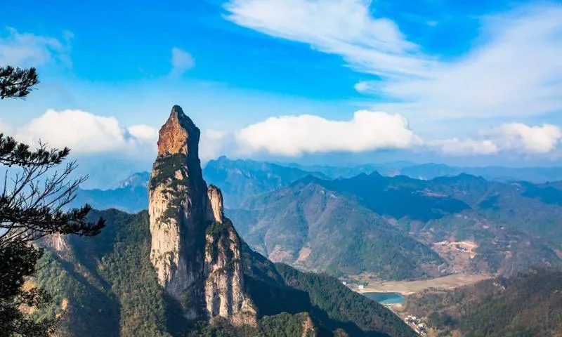 神仙居，隐藏在台州的小众旅游胜地，千峰林立，云雾缭绕，宛若人间世界。